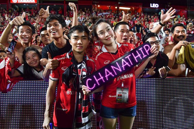 Pitchanart Sakhakorn (thường gọi là May) sinh năm 1991 tại Bangkok, Thái Lan. Cô là một diễn viên có năng lực trong làng giải trí Thái khi góp mặt trong nhiều bộ phim ăn khách như The Three Cripples (2007), The Unborn Child (2011), Nghịch chiến sinh tử (2015), Kiêu hãnh và định kiến (2018),....