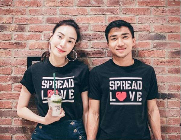 Năm 2017, Messi Thái Chanathip Songkrasin công khai hẹn hò với Pitchanart Sakhakorn. Khoảng thời gian mới yêu, cả hai thường xuyên đăng tải hình ảnh bên nhau trên mạng xã hội.