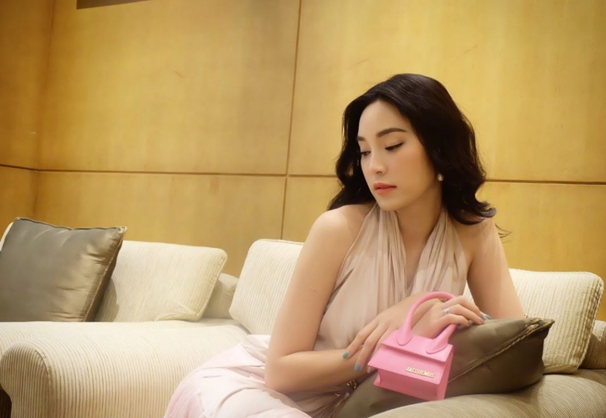 Nguyên nhân dẫn đến chia tay của cặp đôi được cho là do khoảng khác tuổi tác quá lớn, Messi Thái kém người yêu diễn viên tận 12 tuổi nên gia đình anh không đồng ý khi cả hai tính tới chuyện kết hôn. Ngoài ra còn có thông tin rằng, khoảng thời gian Chanathip sang Nhật thi đấu có trăng hoa với các cô gái bản địa nên tình cảm của cả hai rạn nứt.