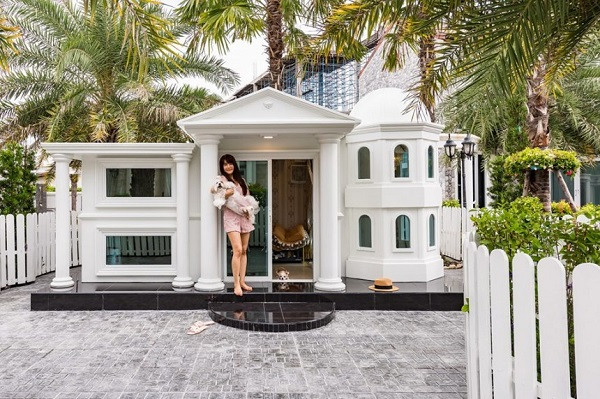 Theo đó, ngôi nhà cho chú chó được xây dựng theo kiểu Roma, thiết kế sang chảnh với màu trắng là màu sắc chủ đạo.