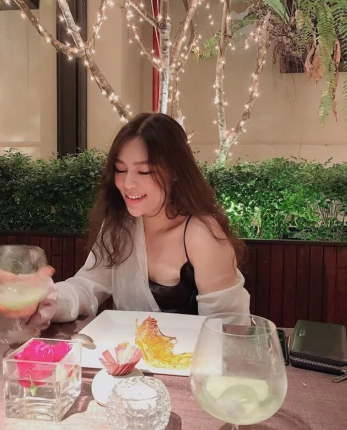 Phương Oanh nói rằng, khi còn nhỏ, cân nặng của cô đã nặng hơn so với bạn bè. Cô bị nghiện thức ăn, lúc nào trong đầu cũng chỉ có đồ ăn và luôn trong tình trạng đói bụng.