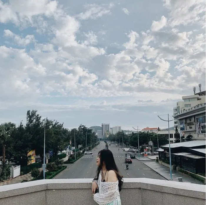 Sau khi lên đại học, Phương Oanh nhận ra rằng, mình không thể tiếp tục sống với sự ám ảnh cân nặng này nữa. Cô quyết tâm giảm cân nhưng hành trình này không đơn giản như cô tưởng. Trong 2 năm đầu tiên, cô nhiều lần muốn từ bỏ việc giảm cân vì quá khổ cực. Cuối cùng, nhờ chế độ ăn uống hợp lý, kiên trì tập thể dục, cô đã giảm được hơn 50kg. Hiện tại, với chiều cao 1m63, cân nặng 47kg, cô trở nên tự tin hơn rất nhiều. Sau khi giảm cân, Phương Oanh cũng học thêm cách trang điểm và ăn mặc. Vì thế, trông cô rất khác lạ, xinh đẹp và có nhiều người theo đuổi hơn. Bạn bè cô sau một thời gian gặp lại đều khen ngợi cô như “vịt hóa thiên nga” hay “dậy thì thành công. Nhìn hình ảnh của mình trong gương ở hiện tại, cô cảm thấy hài lòng vì đã có thể kiên trì đến cùng.