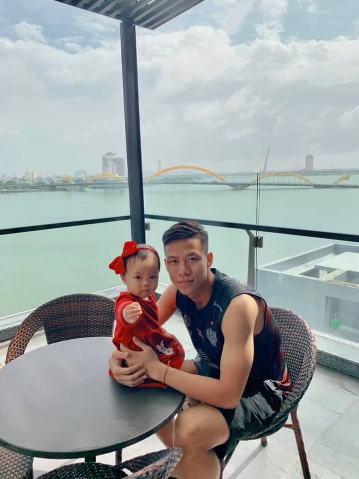 Không thể tham gia SEA Games cùng lứa đàn em U22 Việt Nam, đội trưởng tuyển quốc gia Quế Ngọc Hải dành thời gian bên gia đình.