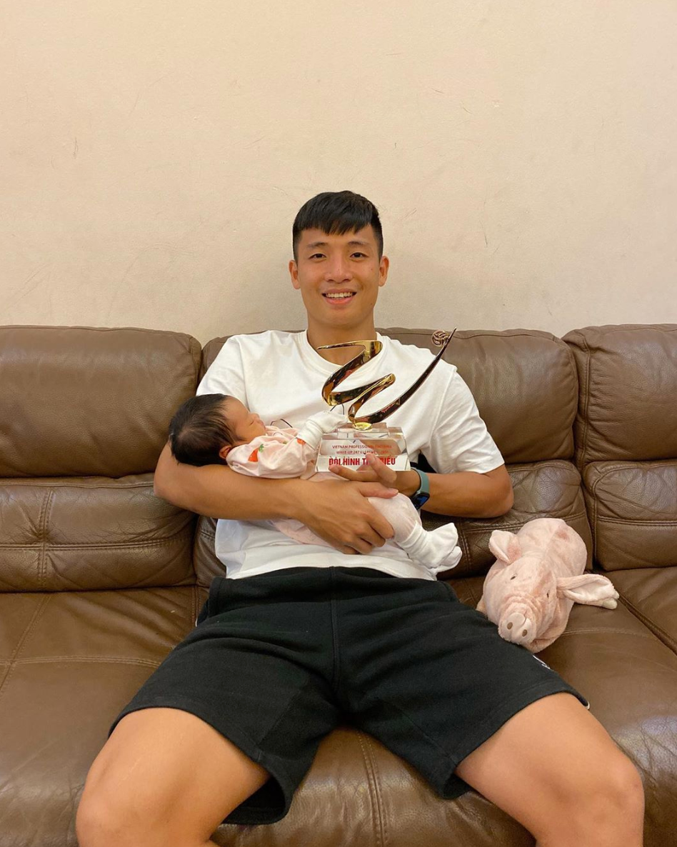 Giống như Quế Ngọc Hải, Bùi Tiến Dũng rất chăm chỉ đăng tải hình ảnh con gái và vợ lên mạng xã hội.