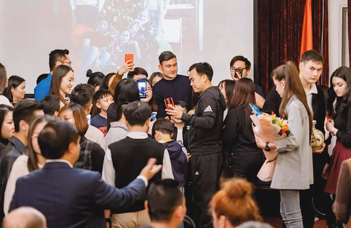 Trở về Nga, Đặng Văn Lâm cùng gia đình cũng có thời gian tham gia giao lưu với cộng đồng người Việt tại đây.