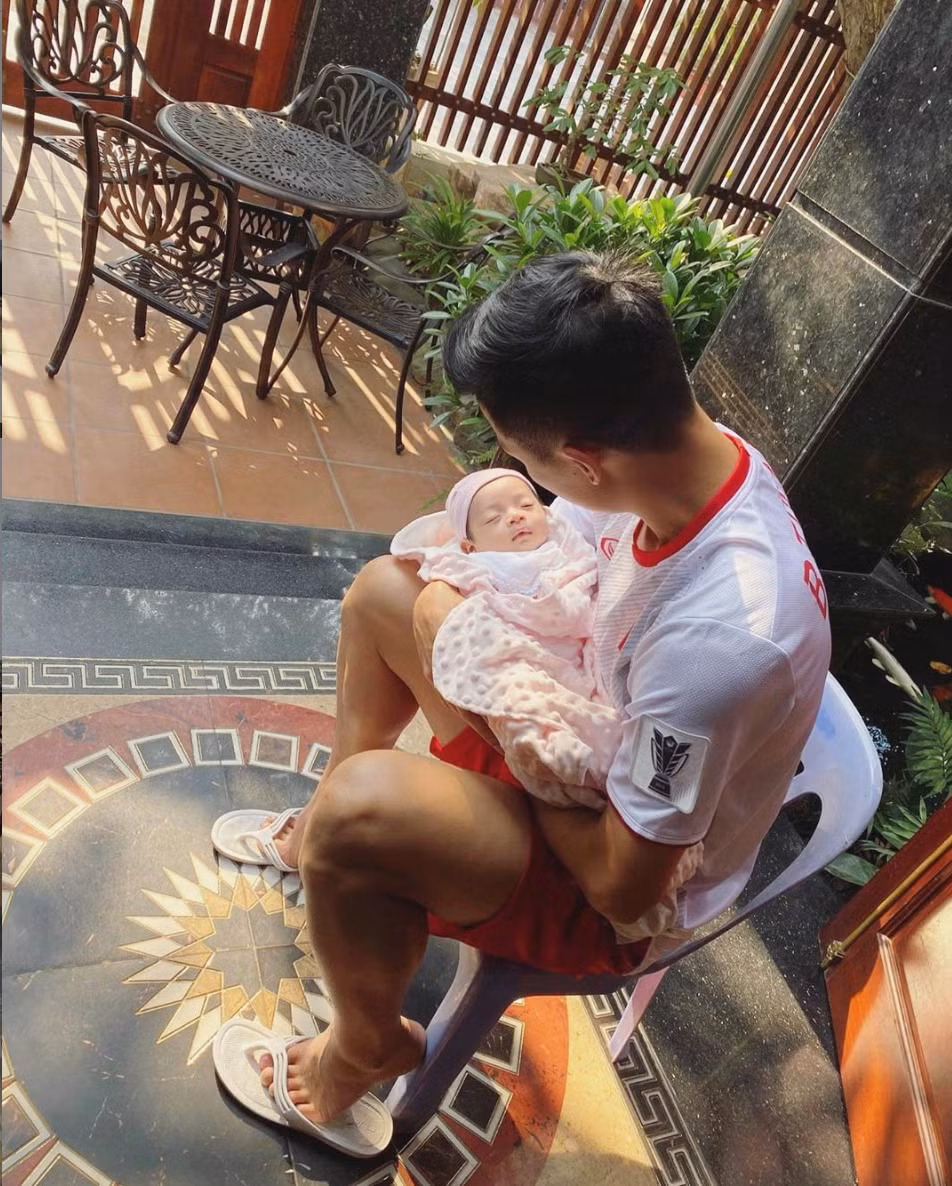 Mới lên chức bố nên trung vệ Bùi Tiến Dũng dành toàn bộ thời gian để về quê chăm sóc, gần gũi con gái.