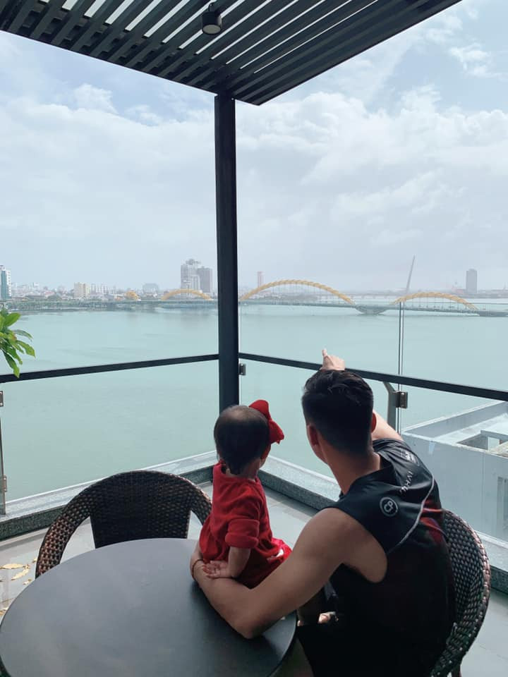 Anh và vợ con có kỳ nghỉ ngắn ngày tại Đà Nẵng, trên Facebook cá nhân, Quế Ngọc Hải khoe ảnh cùng con gái Sunny tận hưởng cuộc sống. Cầu thủ thuộc biên chế Viettel xứng đáng được coi là "Ông bố của năm" vì yêu thương và thường xuyên đăng tải hình ảnh con lên mạng xã hội.