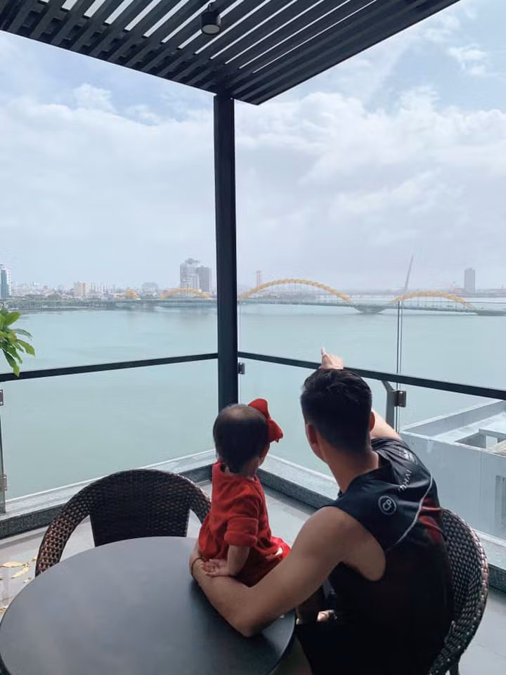 Anh và vợ con có kỳ nghỉ ngắn ngày tại Đà Nẵng, trên Facebook cá nhân, Quế Ngọc Hải khoe ảnh cùng con gái Sunny tận hưởng cuộc sống. Cầu thủ thuộc biên chế Viettel xứng đáng được coi là "Ông bố của năm" vì yêu thương và thường xuyên đăng tải hình ảnh con lên mạng xã hội.