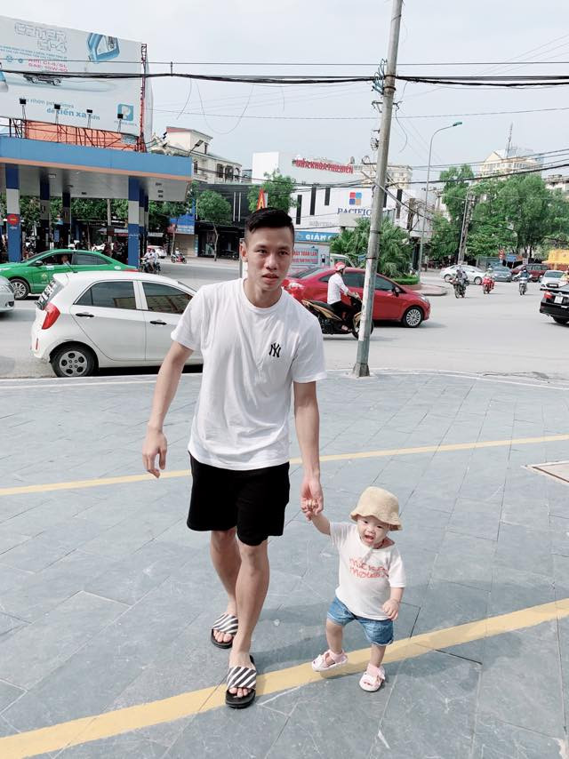 Dù nghỉ dưỡng bên cạnh gia đình nhưng Quế Ngọc Hải không quên theo dõi và cổ vũ các cầu thủ U22 Việt Nam. Sau cú đúp lập công của Tiến Linh, ngay lập tức anh đã chia sẻ cảm xúc hạnh phúc trên trang cá nhân nhưng đã xoá đi ngay sau đó vì bị Đức Huy, Văn Lâm vào "troll".