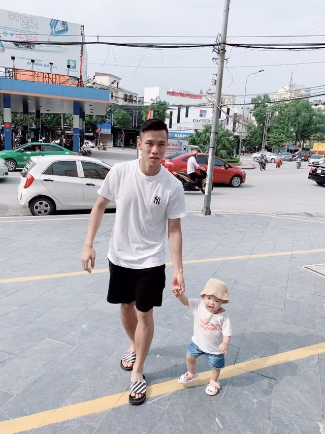 Dù nghỉ dưỡng bên cạnh gia đình nhưng Quế Ngọc Hải không quên theo dõi và cổ vũ các cầu thủ U22 Việt Nam. Sau cú đúp lập công của Tiến Linh, ngay lập tức anh đã chia sẻ cảm xúc hạnh phúc trên trang cá nhân nhưng đã xoá đi ngay sau đó vì bị Đức Huy, Văn Lâm vào "troll".