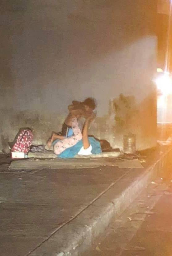 "Những hình ảnh này khiến mình suy nghĩ khác đi về cuộc sống, bớt kêu ca, than vãn hay buồn nhiều hơn. Hãy cố gắng lên, những người kém may mắn hơn họ vẫn sống, lạc quan cơ mà", một dân mạng bình luận.