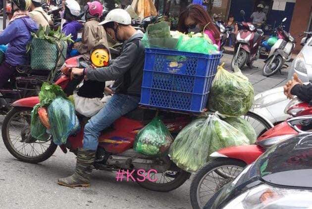 Còn nickname Lan Anh Phạm bình luận: "Để con ở nhà thì không yên tâm, đưa con đi làm cùng khổ nó. Nhưng kế mưu sinh biết phải làm sao. Thôi cứ nghĩ là có bạn đồng hành cùng đi cho đỡ nặng lòng".