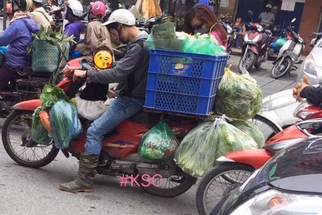 Còn nickname Lan Anh Phạm bình luận: "Để con ở nhà thì không yên tâm, đưa con đi làm cùng khổ nó. Nhưng kế mưu sinh biết phải làm sao. Thôi cứ nghĩ là có bạn đồng hành cùng đi cho đỡ nặng lòng".