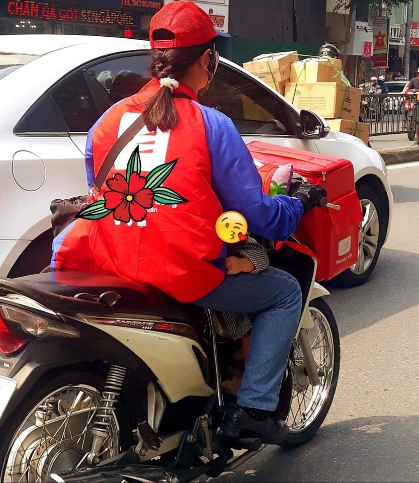 Chứng kiến những bức ảnh vừa đi làm vừa chăm con khiến không ít dân mạng cầm được nước mắt.