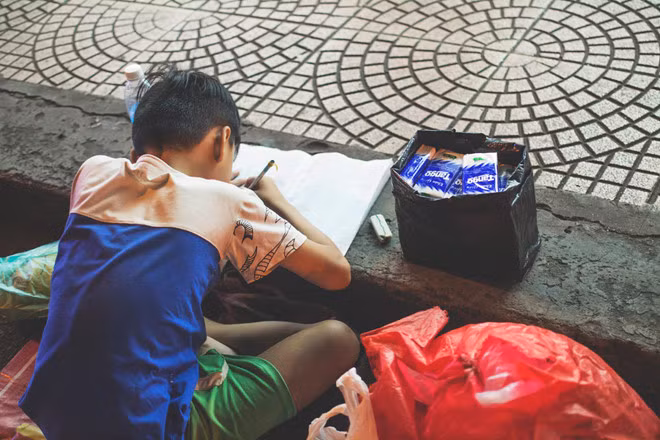 Hình ảnh hai mẹ con được chụp tại chợ Bến Thành vào tối 23/6, tác giả Bùi Xuân Vũ cho biết hai mẹ con là dân di cư, mẹ bán hàng rong các đồ lặt vặt như kẹo cao su, bông tăm, khăn giấy.