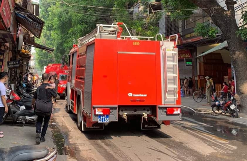  Khi vợ vắng nhà mà tòa soạn giao đi làm cháy. Trong ảnh là PV Báo Đời sống &amp; Pháp luật bế con gái đi tác nghiệp khi xảy ra một trận hỏa hoạn. 