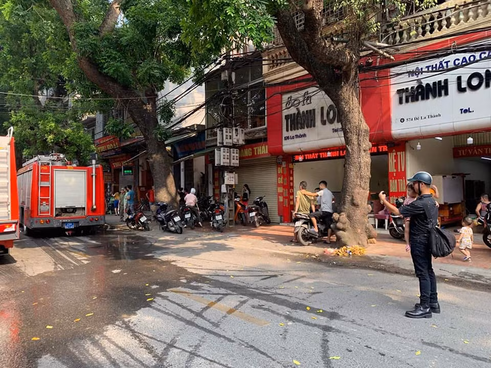 "Vợ bận đi làm thì mình trông con nhưng nhận được tin cháy thì phải đi ngay nên đành phải bế con đi làm cùng", PV Trọng Tùng chia sẻ. Chứng kiến bức ảnh này, nhiều người phải thừa nhận rằng, anh chàng này quả đúng là Ông bố của năm.