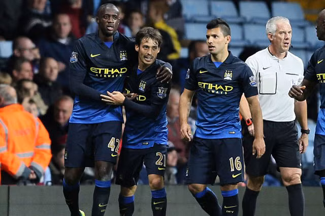 Đối thủ cùng thành phố với MU là Man City cũng không phải dạng vừa khi có bộ ba ma thuật Yaya Toure, David Silva và Aguero. Yaya Toure mang sứ mệnh thu hồi bóng và luân chuyển cho Silva, tận dụng cái chân trái “quái dị” của cầu thủ này để tung ra những đường chuyền đặt Aguero vào những tình huống cụ thể.