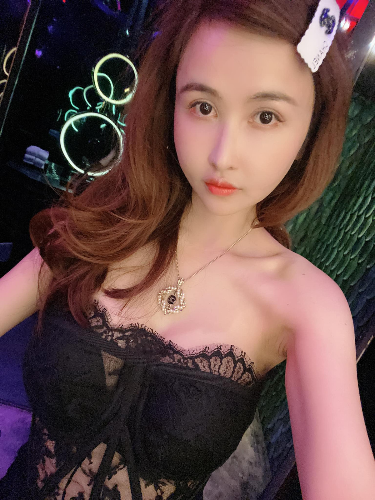 Mina Phạm được cho là có khuôn mặt to, tròn và nước da đen sạm, quầng thâm mắt rõ, khác xa với trên ảnh. Không những vậy, cô còn từng bị nhận xét là dù nhiều tiền, dùng toàn hàng hiệu đắt tiền nhưng trông vẫn "kém sang".