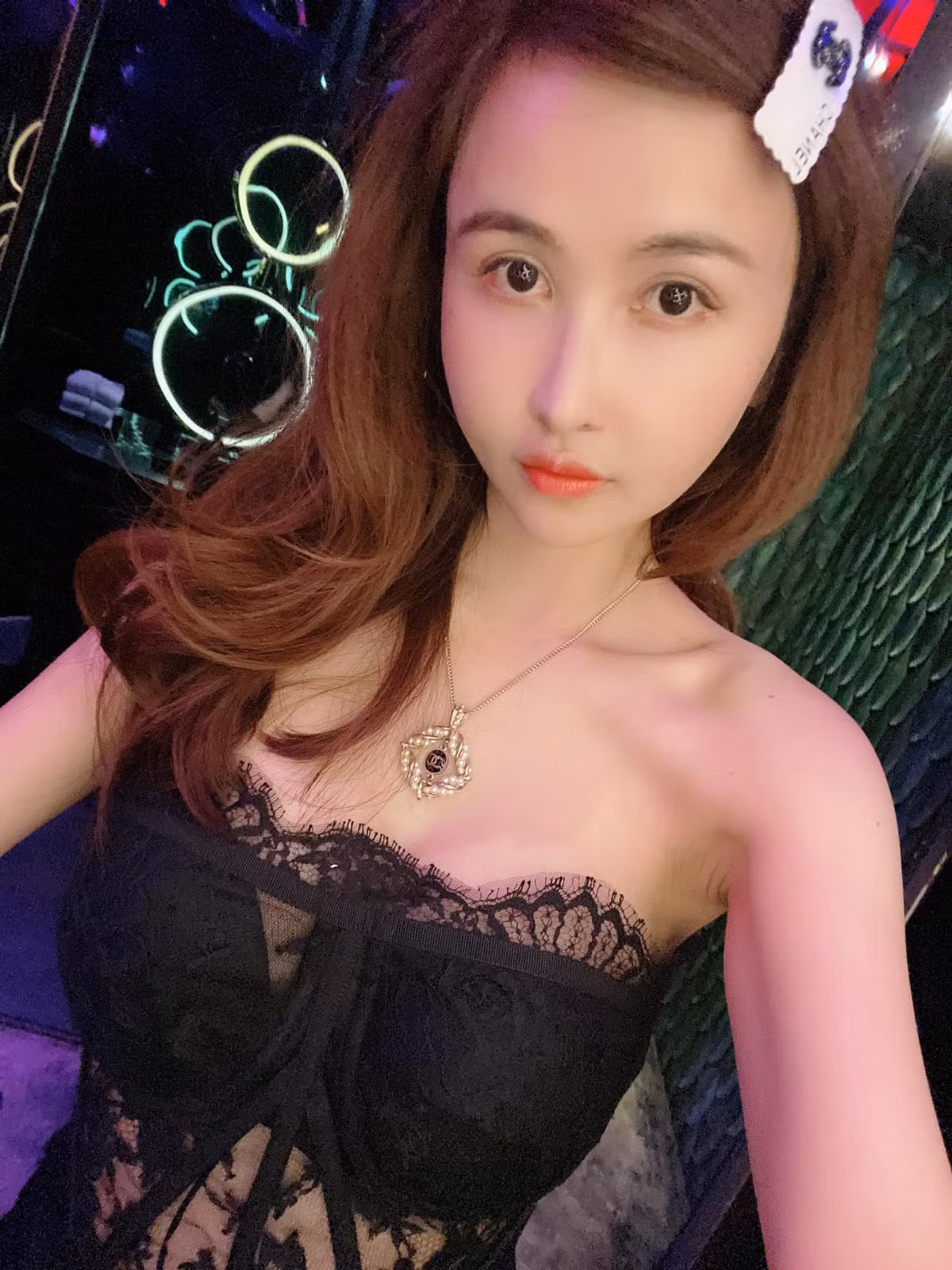 Mina Phạm được cho là có khuôn mặt to, tròn và nước da đen sạm, quầng thâm mắt rõ, khác xa với trên ảnh. Không những vậy, cô còn từng bị nhận xét là dù nhiều tiền, dùng toàn hàng hiệu đắt tiền nhưng trông vẫn "kém sang".