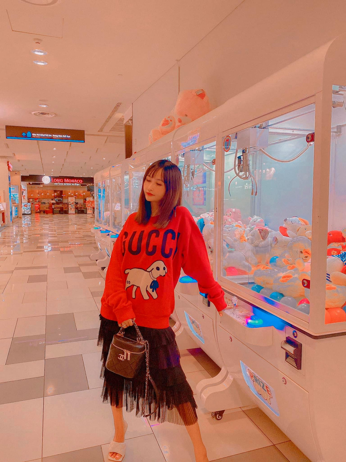 Vợ hai Minh Nhựa từng nhiều lần bị dân mạng "bóc phốt" vì sống ảo. Nhan sắc thật và trên ảnh của cô cũng từng trở thành chủ đề tranh cãi trên các diễn đàn.