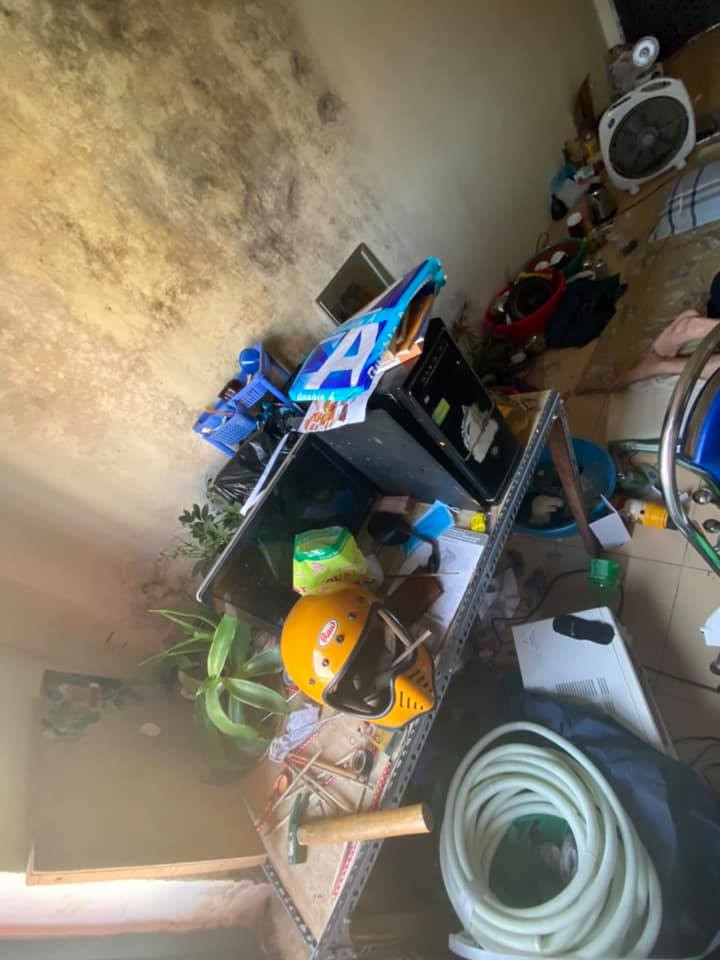 Trong những tấm ảnh chủ nhà chia sẻ, căn phòng trọ bẩn chỉu, đồ đạc bừa bãi khắp nơi dường như không có một lối đi tử tế.