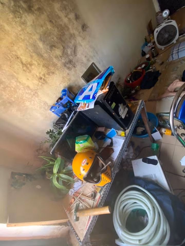 Trong những tấm ảnh chủ nhà chia sẻ, căn phòng trọ bẩn chỉu, đồ đạc bừa bãi khắp nơi dường như không có một lối đi tử tế.