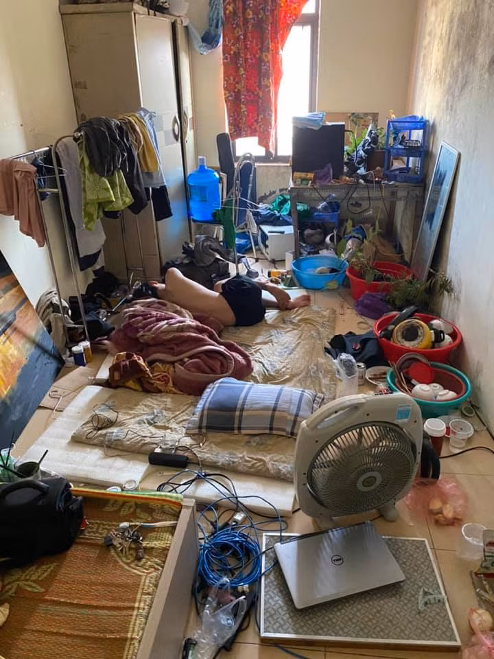 "Mọi người cho em hỏi có nên đuổi không ạ? Đây là phòng trọ hay chuồng lợn ạ? Cho ở thoải mái thì quá đà. Cần tìm người ở ý thức, ở sạch hơn mấy bạn này giảm 50% giá tiền" - Chủ nhà khốn khổ chia sẻ.