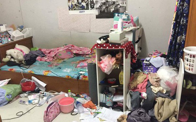 Thậm chí, tình trạng phòng của con gái cũng không khá hơn, nếu không muốn nói là bừa bãi áo quần, đồ trang điểm hơn rất nhiều.