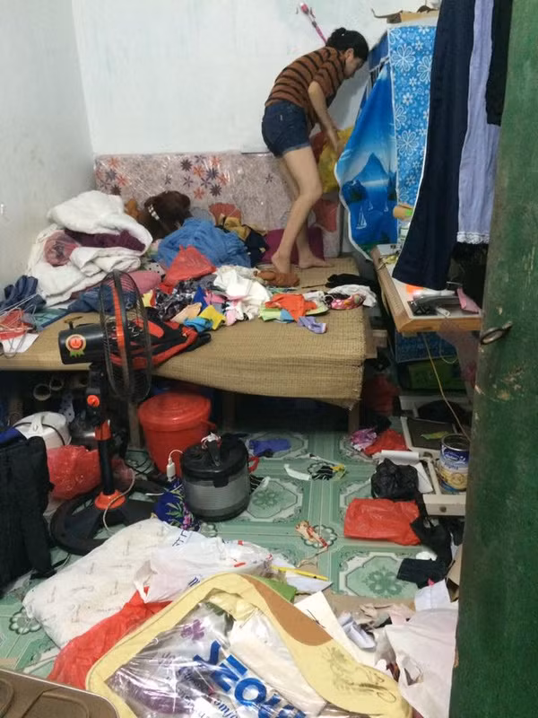 Trên giường chỉ còn nguyên một chỗ cực hẹp đủ người nằm.