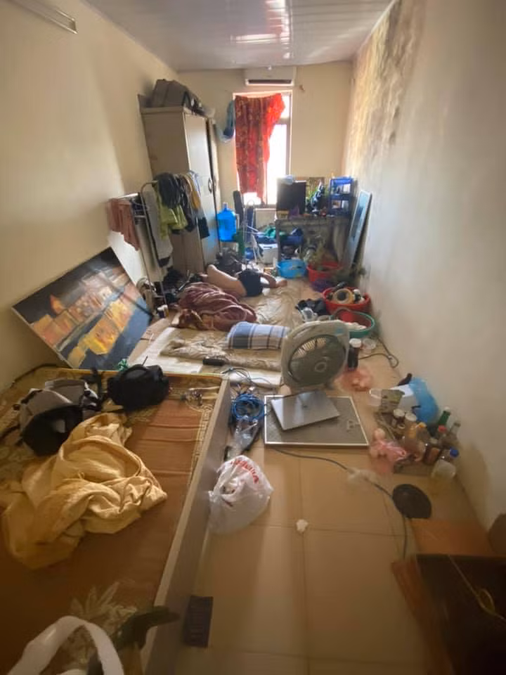 Mới đây, trên một diễn đàn chuyên tìm và cho thuê phòng trọ, một chủ nhà bức xúc chia sẻ hình ảnh căn phòng bừa bãi của nam thanh niên ở bẩn và nhờ dân mạng giúp đỡ, tìm hướng giải quyết.