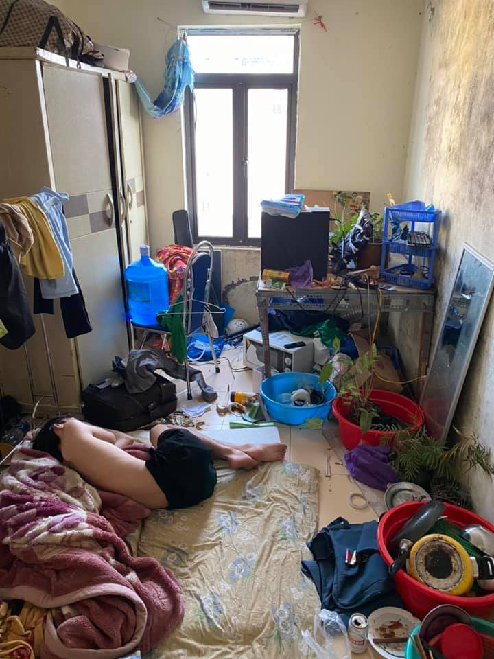 Cây cối, quần áo, đồ dùng cá nhân để la liệt khắp căn phòng, nhiều bát, đĩa bẩn không chịu rửa. Nhìn vào căn phòng này ai cũng chết khiếp.