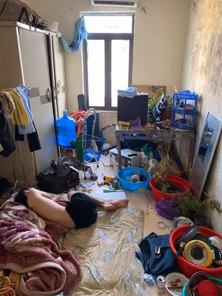 Cây cối, quần áo, đồ dùng cá nhân để la liệt khắp căn phòng, nhiều bát, đĩa bẩn không chịu rửa. Nhìn vào căn phòng này ai cũng chết khiếp.
