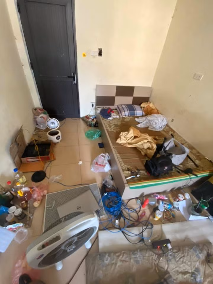 "Không hiểu thế nào mà căn phòng bẩn như bãi rác thế này mà cũng ở được. Đành rằng là con trai nhưng cũng phải gọn gàng một chút chứ nhỉ", "Nhìn đã không muốn ở rồi. Biết là cho thuê thì người ta ở như nào là việc của họ nhưng thế này thì kinh quá" - Dân mạng bình luận.