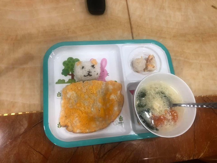 Gấu đắp trứng tuy xấu xí nhưng điểm 10 nỗ lực cải thiện bữa ăn cho con.