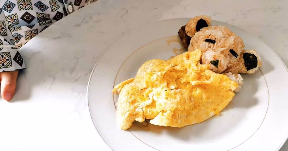 Chiếc "chăn" nhự lâu không được giặt ủi nên hơi nhau nhúm, kém bắt mắt.