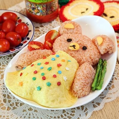 Nguyên liệu thì đơn giản thế nhưng để cho ra đời món cơm gấu đắp trứng không hề dễ dàng, đòi hỏi người thực hiện phải cực khéo léo. Chẳng thế mà nhiều người khóc thét cho biết làm y như hướng dẫn mà thành quả vẫn trở thành món ăn thảm họa.