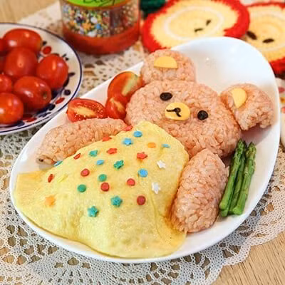 Nguyên liệu thì đơn giản thế nhưng để cho ra đời món cơm gấu đắp trứng không hề dễ dàng, đòi hỏi người thực hiện phải cực khéo léo. Chẳng thế mà nhiều người khóc thét cho biết làm y như hướng dẫn mà thành quả vẫn trở thành món ăn thảm họa.