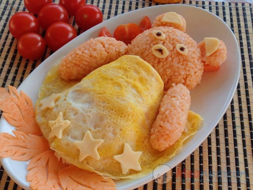 Chú gấu "nàng tiên cá" này mặc dù không quá xấu xí nhưng trông đôi mắt trợn trừng cực kinh dị.