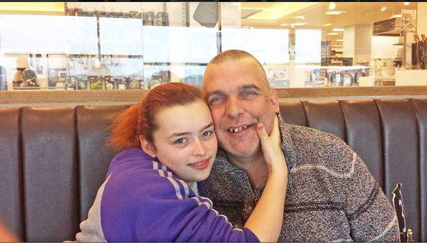 Chenh lech 27 tuoi, vo chong phai chuyen nha vi bi hang xom xuc pham-Hinh-2