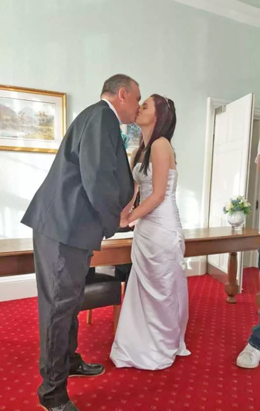 Chenh lech 27 tuoi, vo chong phai chuyen nha vi bi hang xom xuc pham