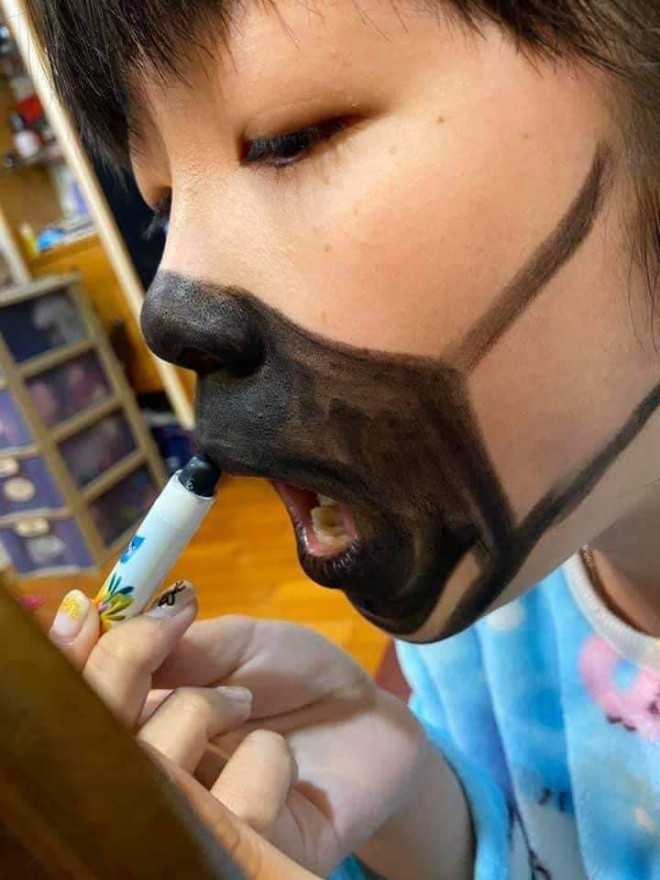 Tu che khau trang vi lo ngai dich benh, co be khien dan mang phi cuoi-Hinh-2