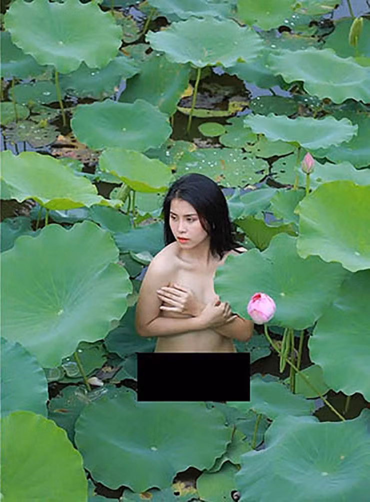 Không phải cứ chụp ảnh khỏa thân là dung tục, thế nhưng hành động lội giữa hồ sen, nude 100% thế này thì không có mục đích nào khác ngoài cố gây sự chú ý.