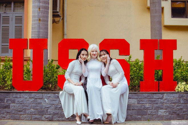 9X cũng không ít lần bị làm phiền bởi những câu hỏi tò mò về ngoại hình từ người lạ. "Từ bé đến giờ bị nhiều người không quen hỏi han về màu tóc, màu da khiến mình khá bối rối. Thậm chí, mọi người cá cược với nhau xem mình là người Việt hay người nước ngoài, sau khi mình xác nhận thì nói: 'Đấy thấy chưa, người Việt mà', đại loại vậy", Quỳnh kể. 9X hy vọng mọi người biết tới căn bệnh bạch tạng nhiều hơn để cô không còn phải gặp những rắc rối tương tự.