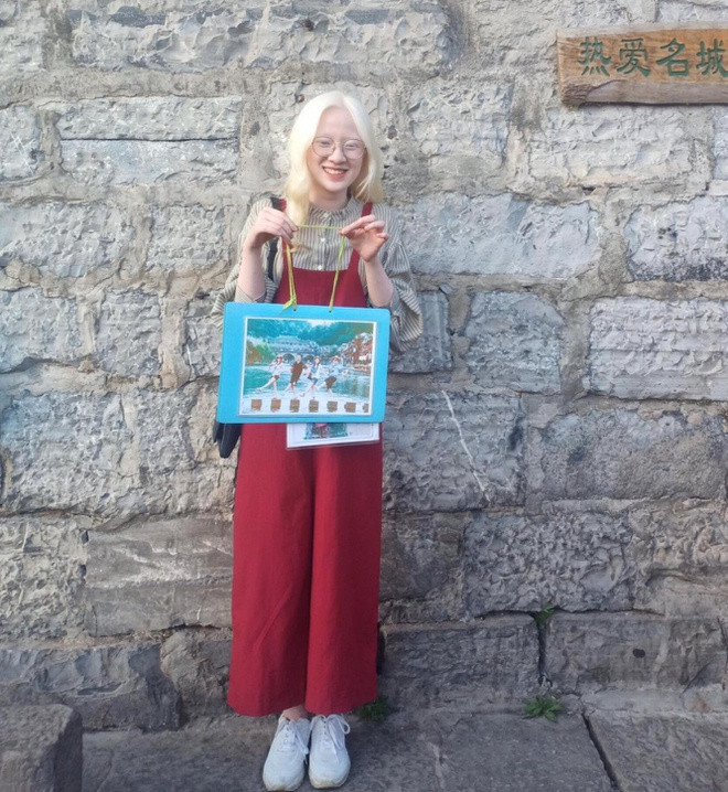 Nữ sinh Hà Nội có niềm yêu thích với tiếng Anh từ nhỏ, tham gia nhiều cuộc thi học sinh giỏi và từng giành giải Nhì môn tiếng Anh huyện Ba Vì. Những khi rảnh, Quỳnh cũng giống như nhiều bạn bè đồng trang lứa khác khi có sở thích xem phim, tụ tập với nhóm bạn hay nghe nhạc. "Ngoài mắt khá kém, mình cảm thấy rất yêu ngoại hình của mình và chưa từng thấy tự ti vì nó. Thậm chí mình còn thấy may mắn khi không tốn tiền đi tẩy mà vẫn có màu tóc đẹp", 9X hài hước.