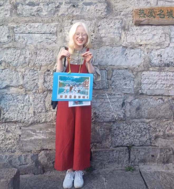 Nữ sinh Hà Nội có niềm yêu thích với tiếng Anh từ nhỏ, tham gia nhiều cuộc thi học sinh giỏi và từng giành giải Nhì môn tiếng Anh huyện Ba Vì. Những khi rảnh, Quỳnh cũng giống như nhiều bạn bè đồng trang lứa khác khi có sở thích xem phim, tụ tập với nhóm bạn hay nghe nhạc. "Ngoài mắt khá kém, mình cảm thấy rất yêu ngoại hình của mình và chưa từng thấy tự ti vì nó. Thậm chí mình còn thấy may mắn khi không tốn tiền đi tẩy mà vẫn có màu tóc đẹp", 9X hài hước.