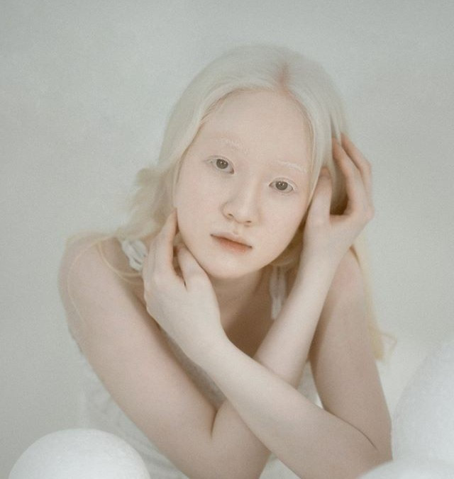 "Thực ra hôm đó mình và nhiếp ảnh gia chỉ chụp chơi làm kỷ niệm thôi. Lần đầu tạo dáng trước ống kính nên còn vụng về, lóng ngóng lắm, không ngờ khi chia sẻ lại nhận được sự yêu thích của nhiều người. Mình vui lắm", Quỳnh nói. 9X Hà Nội hiện là sinh viên năm cuối khoa Quốc tế học, Đại học Khoa học Xã hội và Nhân văn.