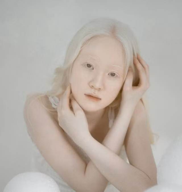 "Thực ra hôm đó mình và nhiếp ảnh gia chỉ chụp chơi làm kỷ niệm thôi. Lần đầu tạo dáng trước ống kính nên còn vụng về, lóng ngóng lắm, không ngờ khi chia sẻ lại nhận được sự yêu thích của nhiều người. Mình vui lắm", Quỳnh nói. 9X Hà Nội hiện là sinh viên năm cuối khoa Quốc tế học, Đại học Khoa học Xã hội và Nhân văn.