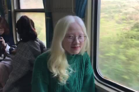 Ngày chào đời, Thúy Quỳnh khiến cha mẹ, người thân không khỏi bất ngờ với vẻ ngoài khác biệt vì trong gia đình, họ hàng không ai mắc bạch tạng. Theo thời gian, thấy con phát triển khỏe mạnh bình thường ngoại trừ màu tóc, da trắng sáng, bố mẹ cô cũng phần nào an tâm.