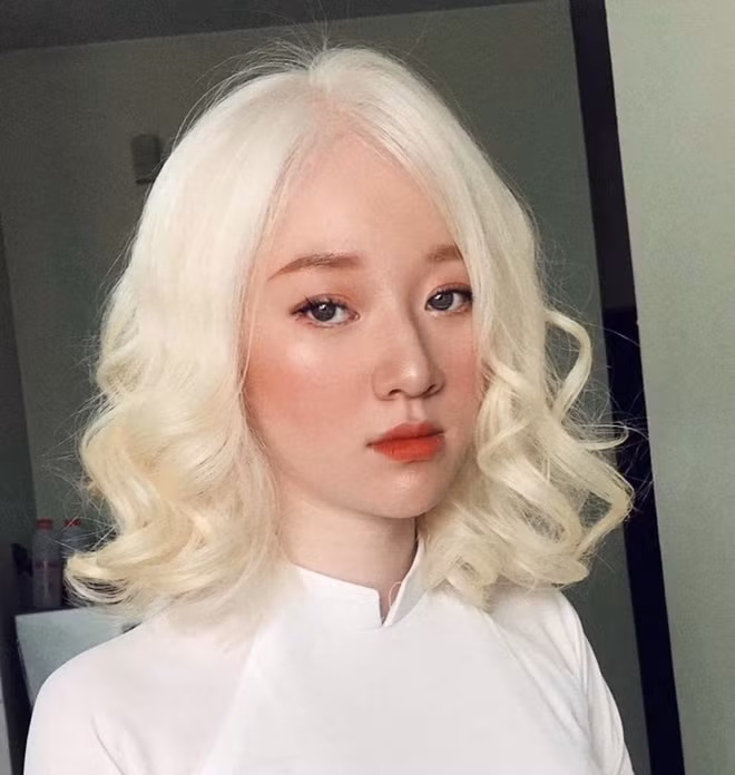 Không chỉ vui vì nhận được nhiều lời khen ngoại hình, cô gái sinh năm 1998 còn cảm thấy tự tin vào bản thân hơn rất nhiều. "Hạnh phúc nhất là mình cũng đọc được những bình luận của mọi người, nói thì ra bệnh bạch tạng không đáng sợ hay không hề xấu như mọi người vẫn nghĩ", cô chia sẻ. Bên cạnh đó, 9X tin bộ ảnh cũng phần nào tác động và làm thay đổi định kiến của một số người về những người mắc căn bệnh này.